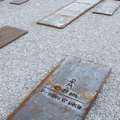 Plaques métalliques pour la place Sous-le-Scex, en collaboration avec l'Office cantonal d'Archéologie