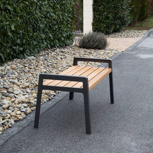 Mobilier d’assise dessiné par l’agence Aurel design urbain (FR), en collaboration avec la Ville de Sion